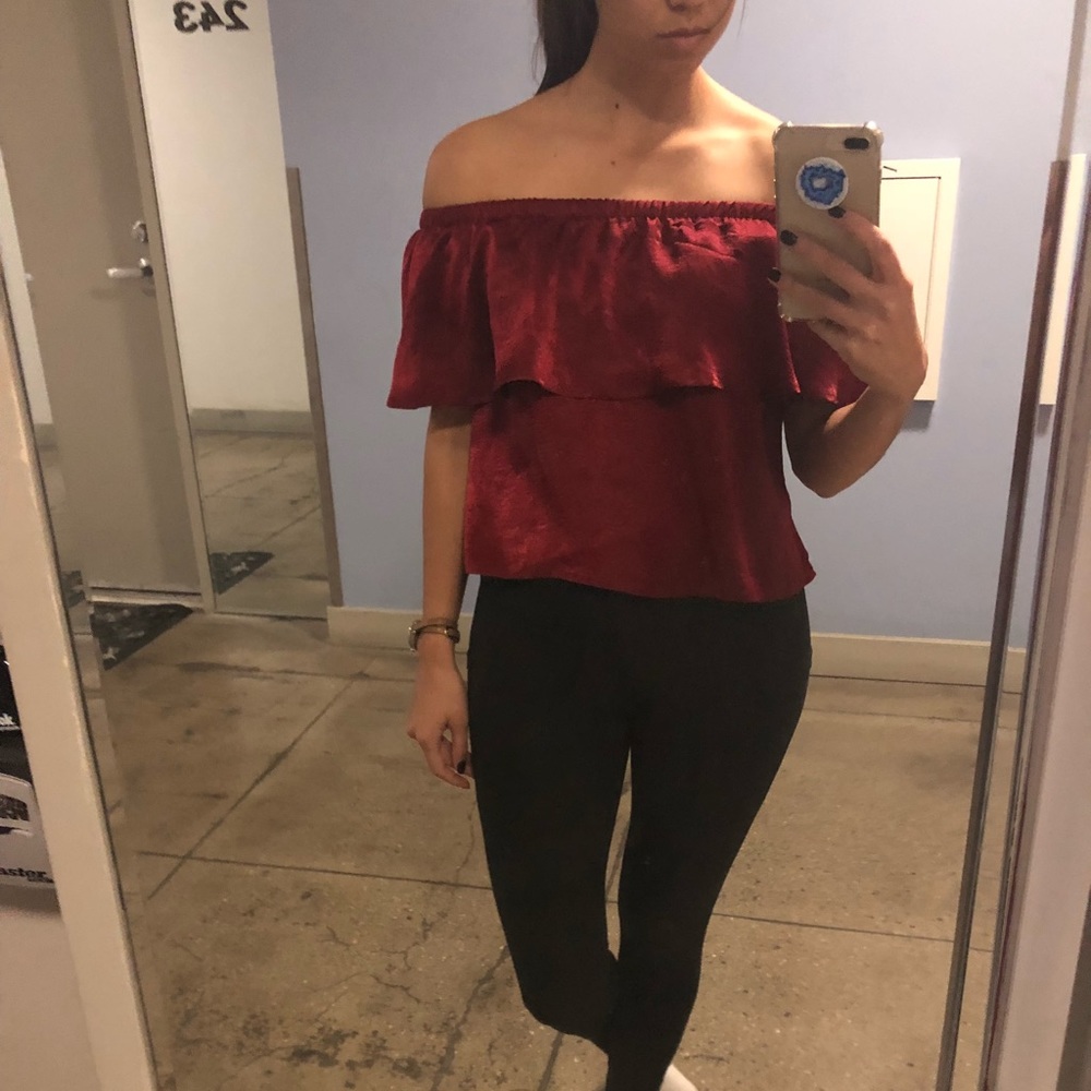 ❤️Silky Cold Shoulder UO Top❤️